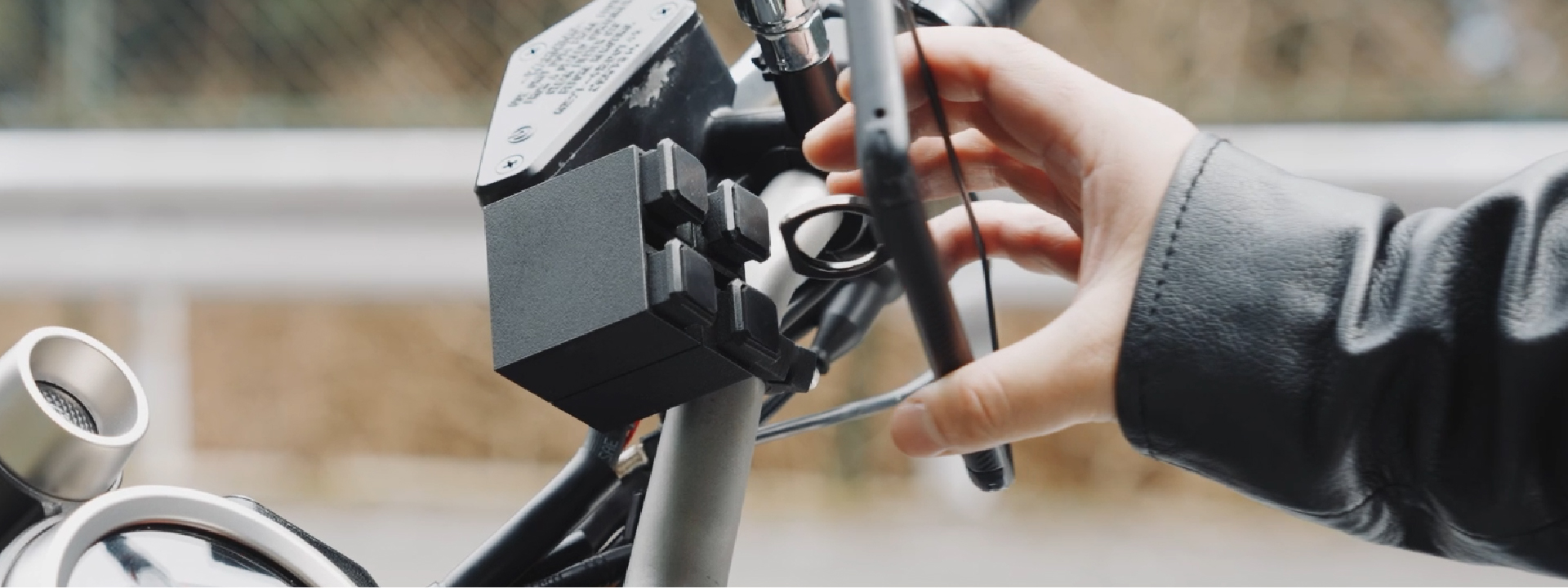 リングキャッチャーにスマホを取り付ける様子