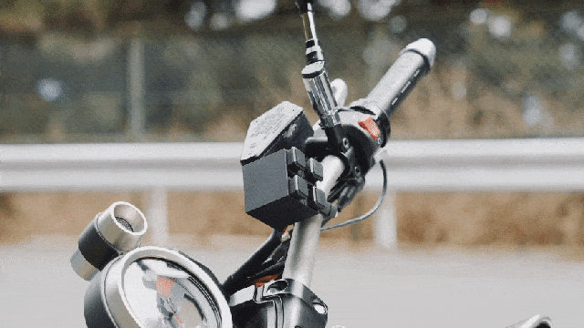 リングキャッチャーにスマホを取り付ける様子