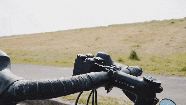 実際にスマホをリングキャッチャーにつけ外す様子