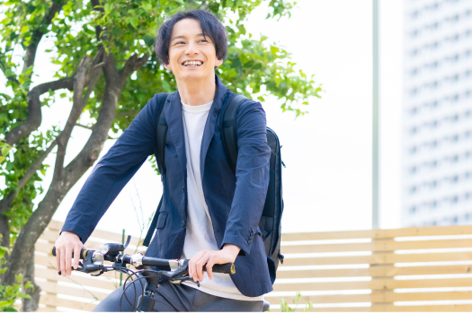 自転車に乗る笑顔の男性